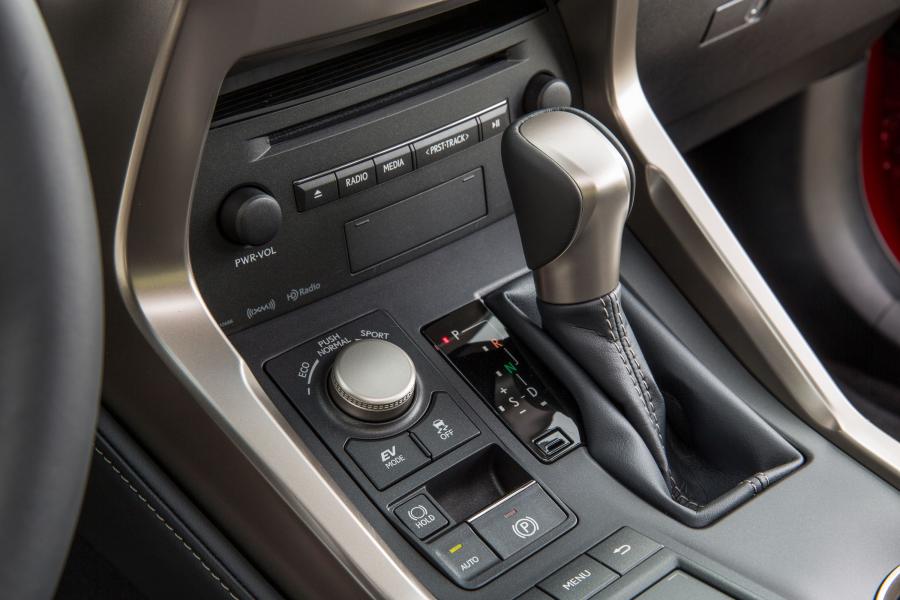Детали интерьера Lexus NX300h 2015 года  (NL) (фото 12 из 33)